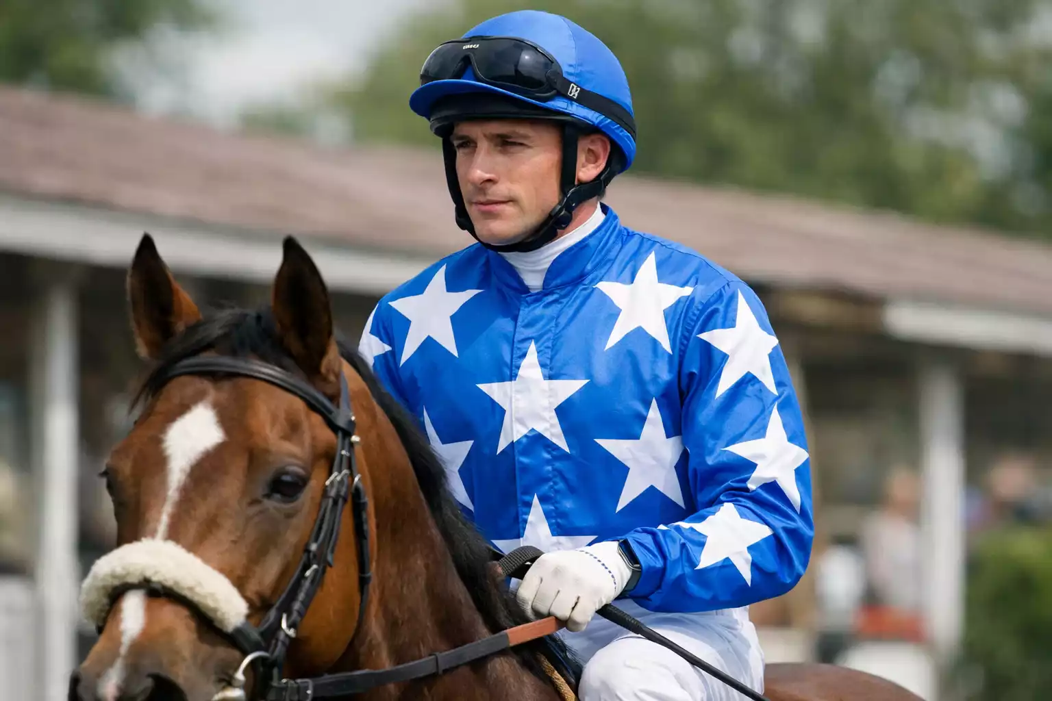 Jockey in buntem Trikot im Sattel