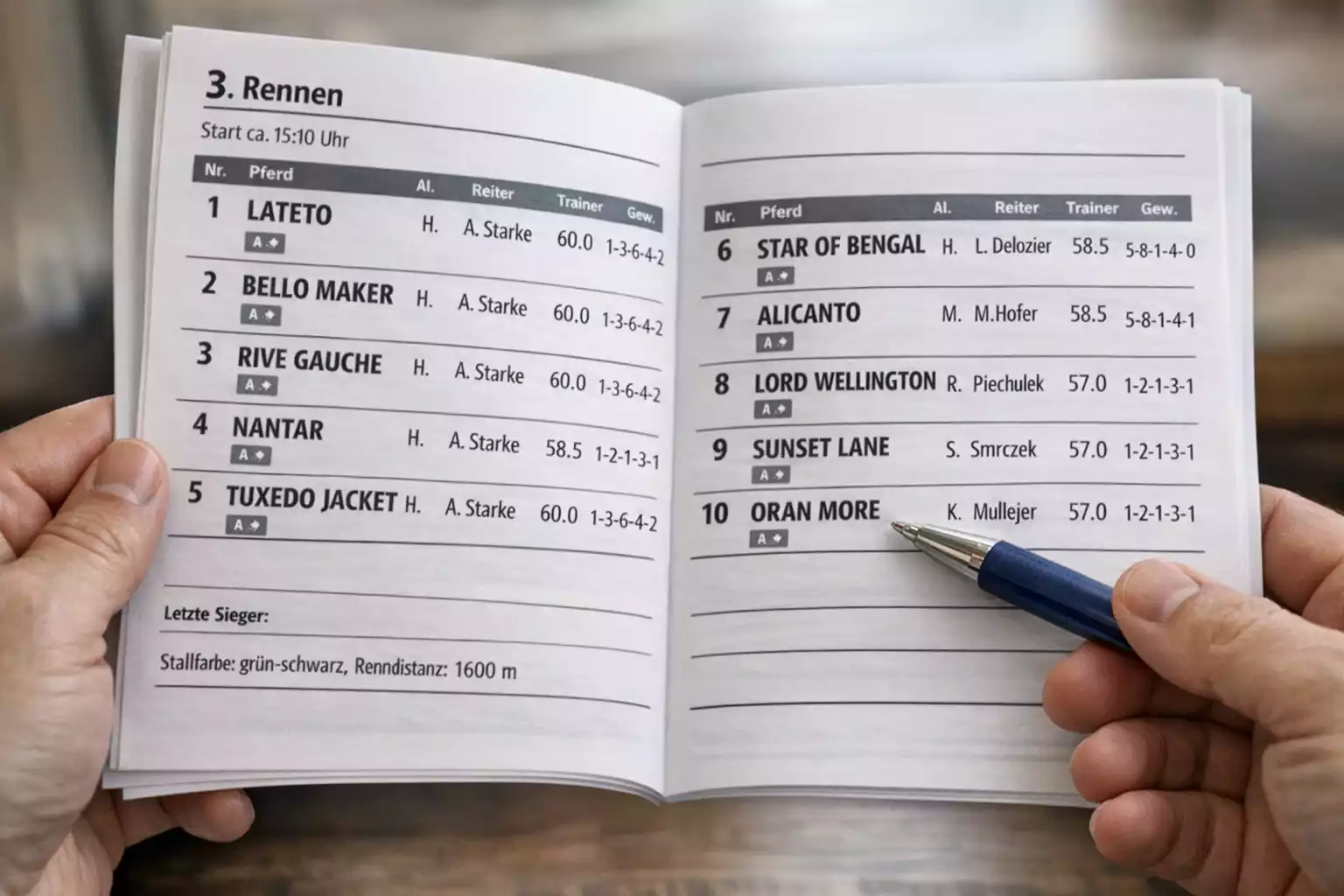 Ausgedrucktes Rennprogramm mit Kugelschreiber