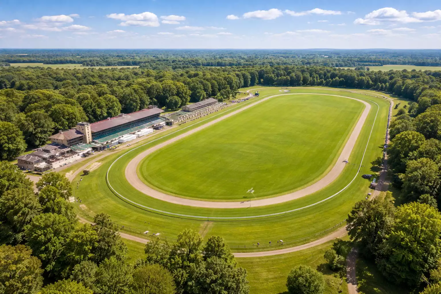 Deutsche Galopprennbahn im Grünen